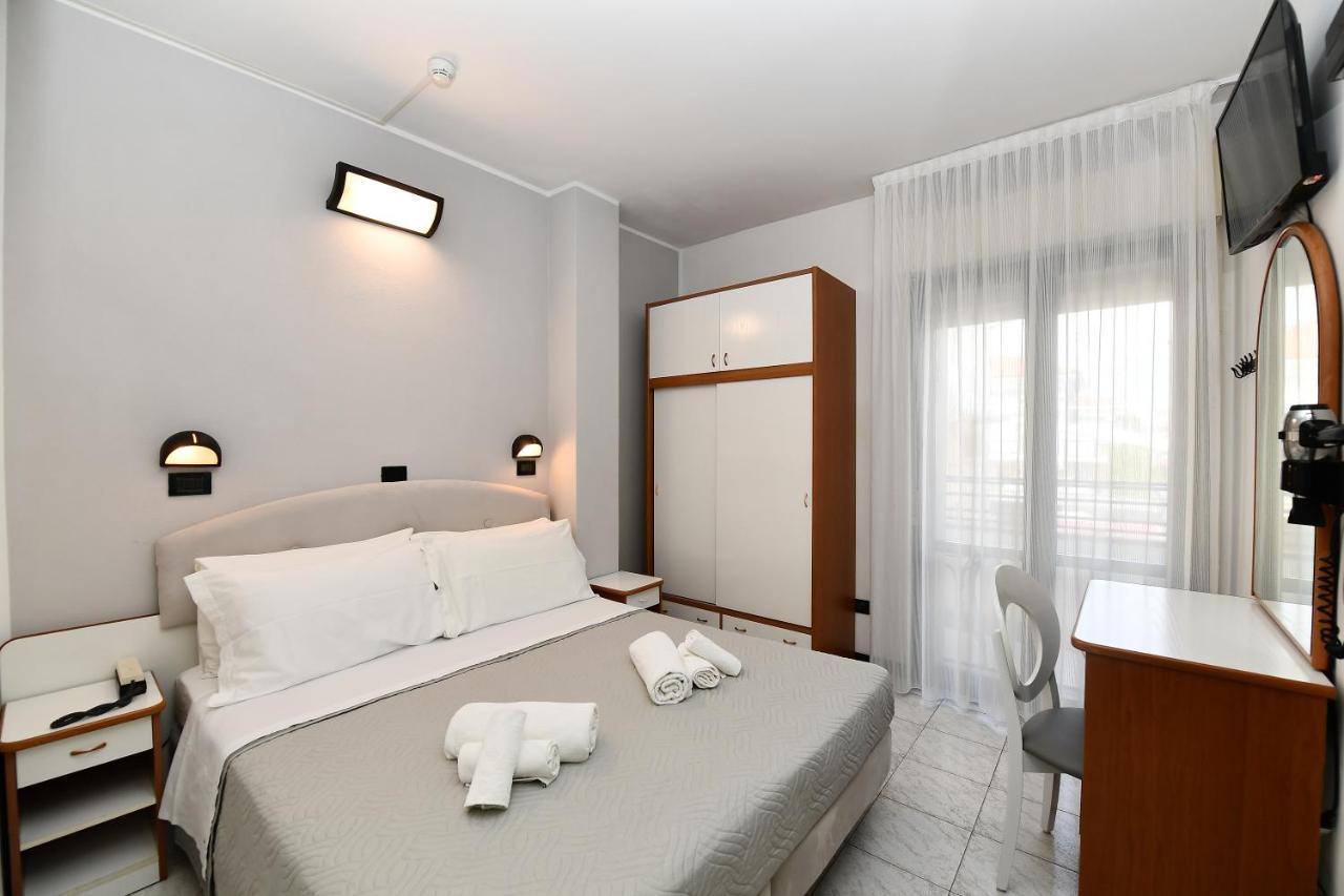 Hotel Criniera D'oro Rimini Exteriör bild